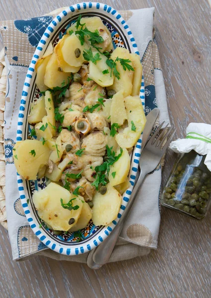 Gebackener weißer Zackenbarsch mit Kartoffeln — Stockfoto