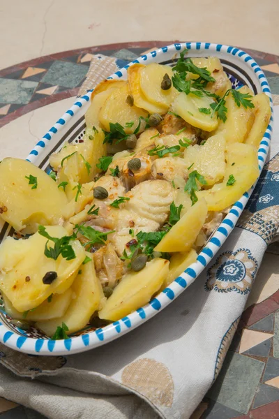 Grouper branco com batatas e alcaparras assadas no fogão — Fotografia de Stock