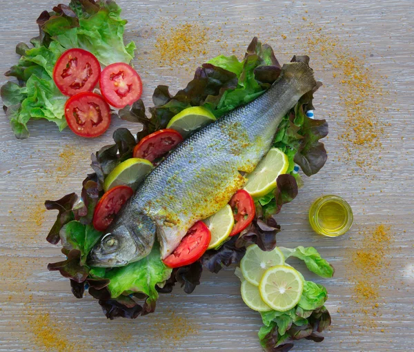 Lubina al horno con verduras y curcuma — Foto de Stock