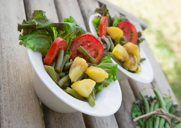 Salade de haricots verts dans des plats blancs — Photo