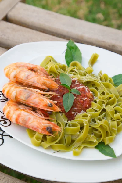 Pasta de espinacas con camarones y salsa de tomate — Foto de Stock