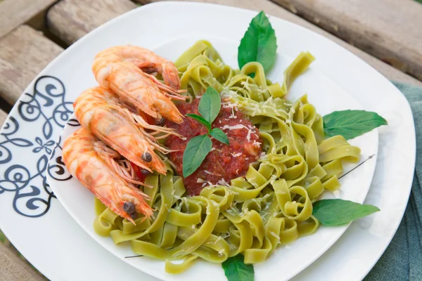 Spinazie pasta met garnalen en tomatensaus — Stockfoto