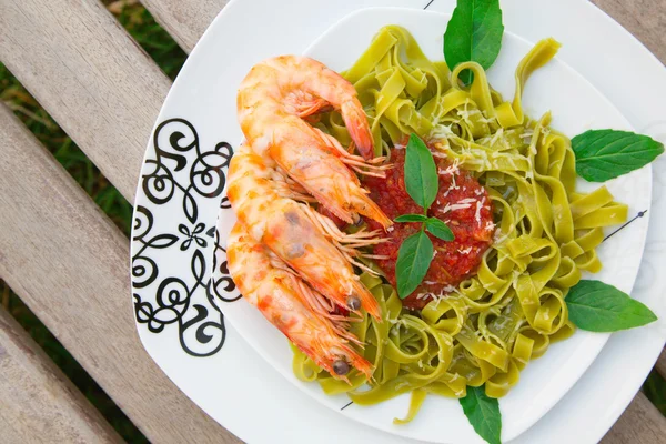 Spinazie pasta met garnalen en tomatensaus — Stockfoto