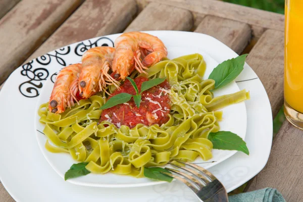 Spinazie pasta met garnalen en tomatensaus — Stockfoto