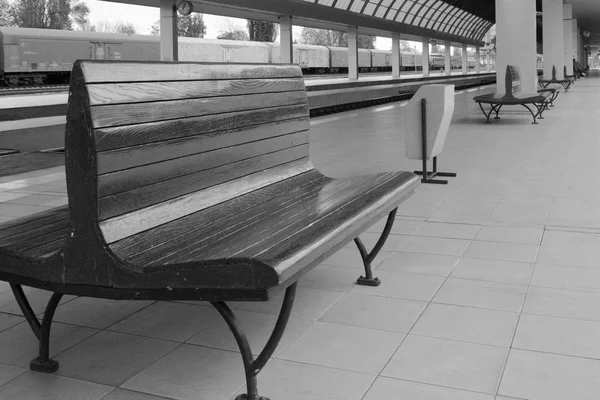 Tomma bänkar på järnvägsstation — Stockfoto