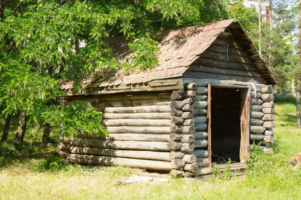 Terk edilmiş eski ahşap ev