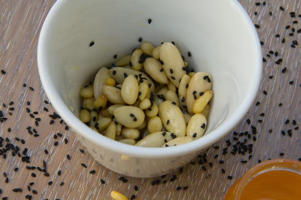 Gezonde dessert in de witte schotel — Stockfoto