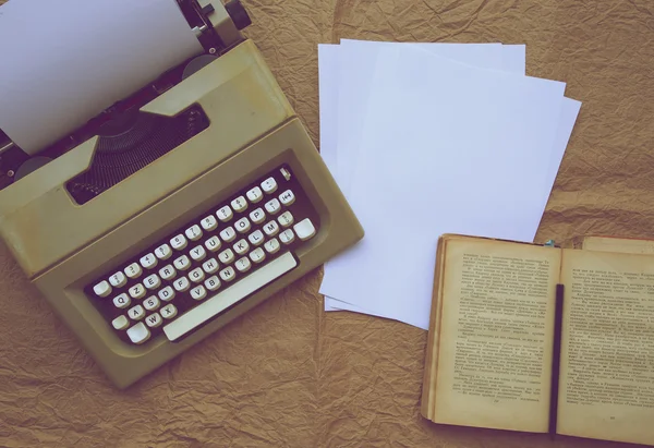 Máquina de escribir vieja, libro viejo en ruso, hojas blancas de papel —  Fotos de Stock