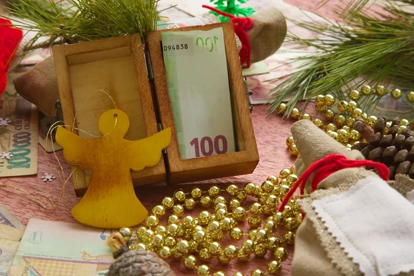 Dinheiro presente em uma caixa de madeira para o Dia de Ano Novo — Fotografia de Stock