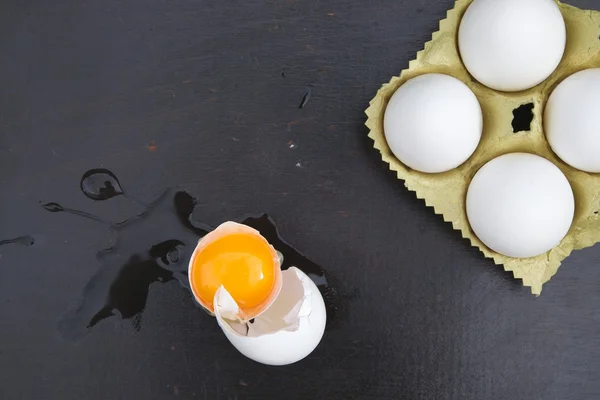 Yumurta arka plan üzerinde siyah bir ahşap yüzey — Stok fotoğraf
