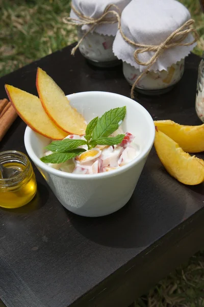 Yogurt alla pesca fatto in casa — Foto Stock