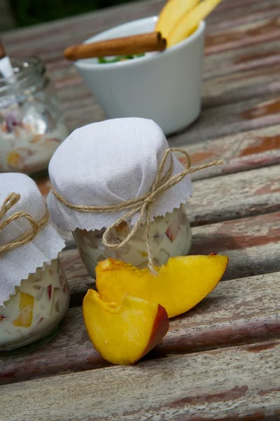 Homemade peach yogurt — Stock Photo, Image