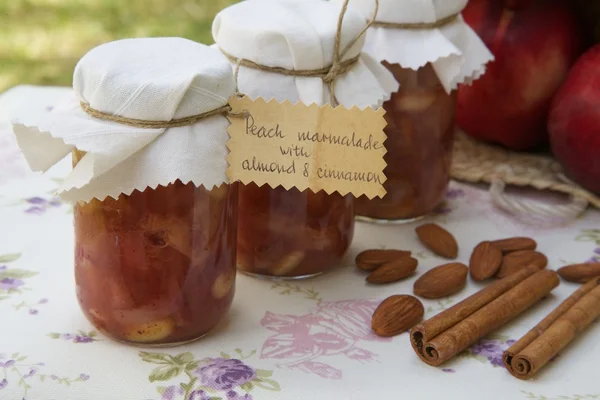 Homemade peach marmalade with cinnamon — Stock Photo, Image