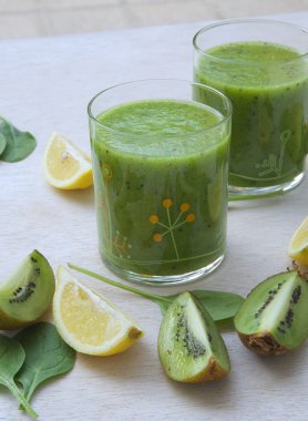 Ev yapımı yeşil Detoks güler yüzlü