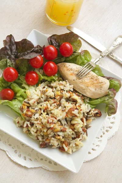 Fitness lunch med ett glas färsk citronsaft — Stockfoto