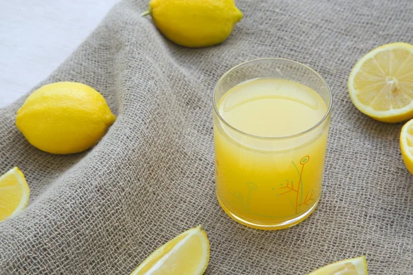 Čerstvá citronová šťáva — Stock fotografie