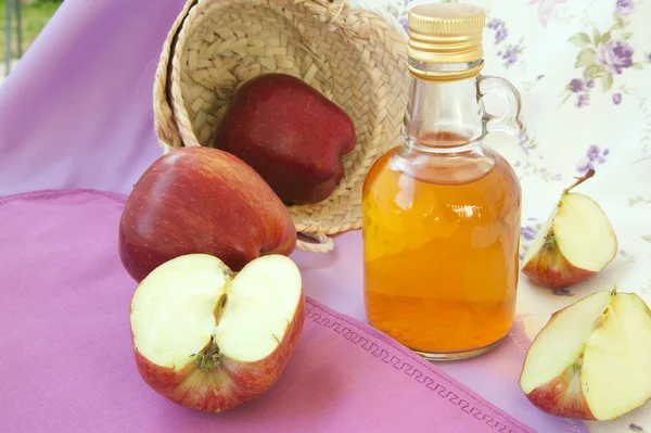 Red apple vinegar — Stock Photo, Image