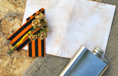 Kağıt çiçekler, Saint George şerit, hip şişesi üzerinde bir çul