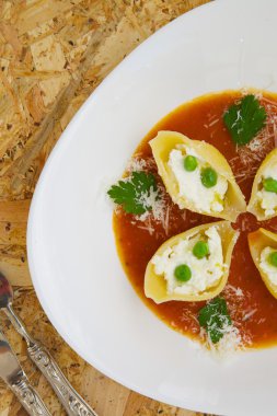 Ricotta peyniri, yeşil bezelye ve salsa ile İtalyan makarna