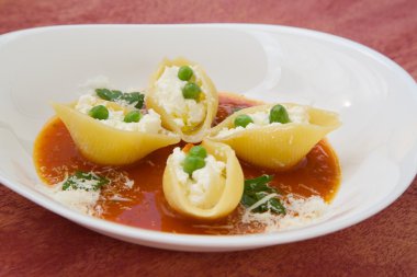Ricotta peyniri, yeşil bezelye ve salsa ile İtalyan makarna
