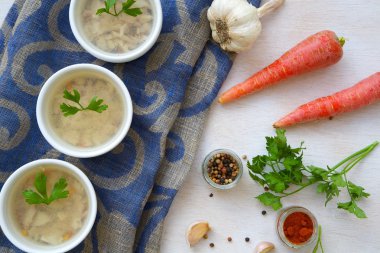 Jöleli kıyılmış tavuk ve malzemeleri