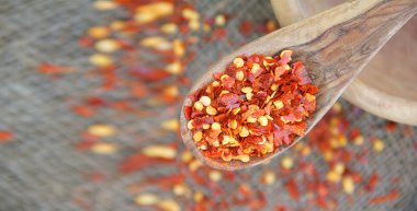 Kurutulmuş kırmızı kırmızı biber.