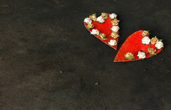Twee handgemaakte rode harten — Stockfoto