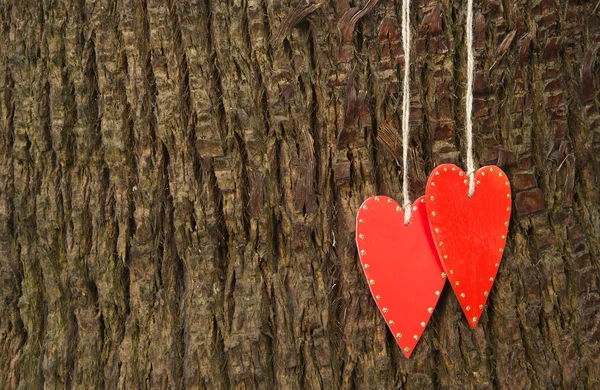 Twee handgemaakte rode harten — Stockfoto