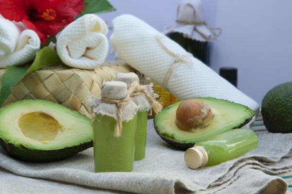 Скраб для тела из масла авокадо — стоковое фото
