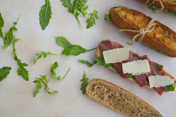 Sandwiches with rucola,parmesan cheese,bresaola. — Stock Photo, Image
