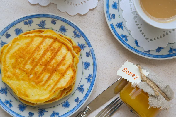 蜂蜜とカッテージ チーズのパンケーキ — ストック写真