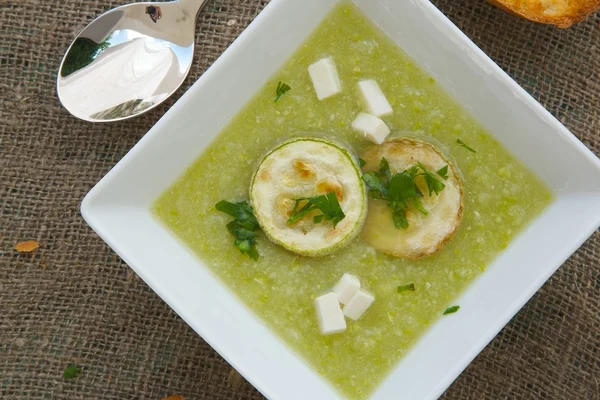 Sopa vegetariana com abobrinha — Fotografia de Stock