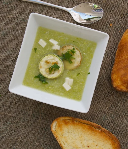 Sopa vegetariana com abobrinha — Fotografia de Stock