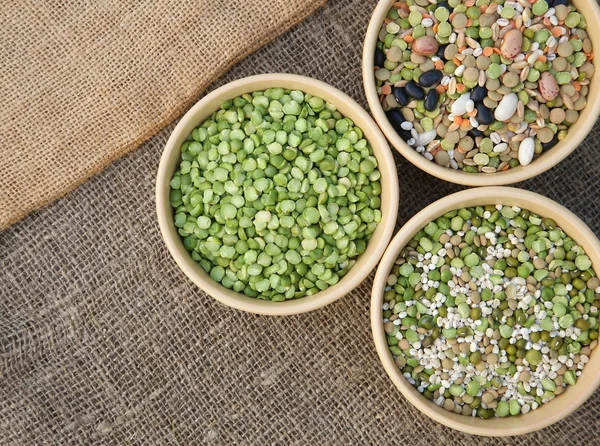 Un assortimento di legumi e cereali su un sacco — Foto Stock