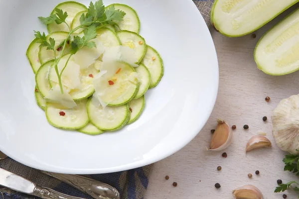 Ugnsbakad zucchini med parmesan, persilja blad och färsk vitlök — Stockfoto