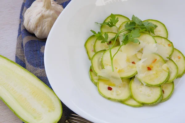 Ofengebackene Zucchinis mit Parmesan, Petersilienblättern und frischem Knoblauch — Stockfoto