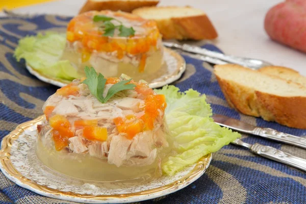 Poulet haché en gelée sur une assiette festive — Photo