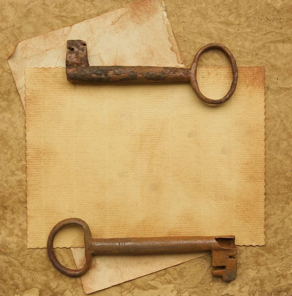 Eski bir yüzey üzerinde iki eski paslı anahtar. — Stok fotoğraf