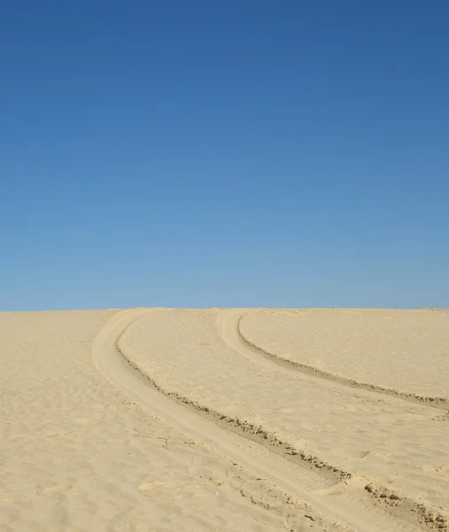 Reifenspuren auf einer Sandfläche — Stockfoto