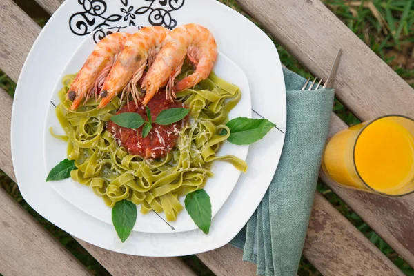 Spinazie pasta met garnalen en tomatensaus. — Stockfoto