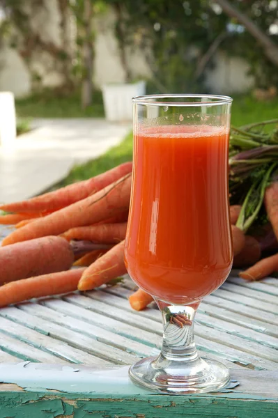 Ένα ποτήρι φρέσκο χυμό καρότου — Φωτογραφία Αρχείου