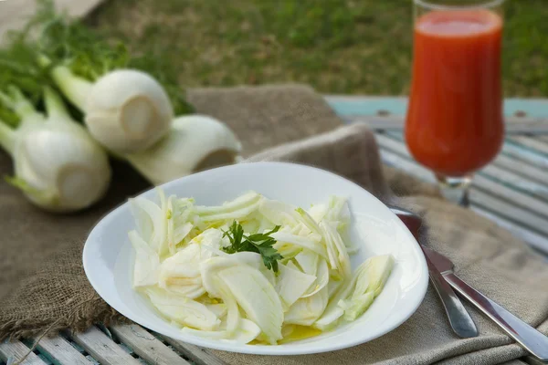 Свежий салат из фенхеля с лимонным соком, оливковым маслом и петрушкой — стоковое фото