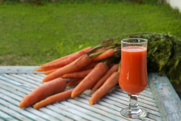 Стакан свежего морковного сока — стоковое фото