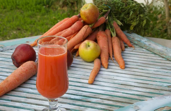Un vaso de jugo de zanahoria fresca — Foto de Stock
