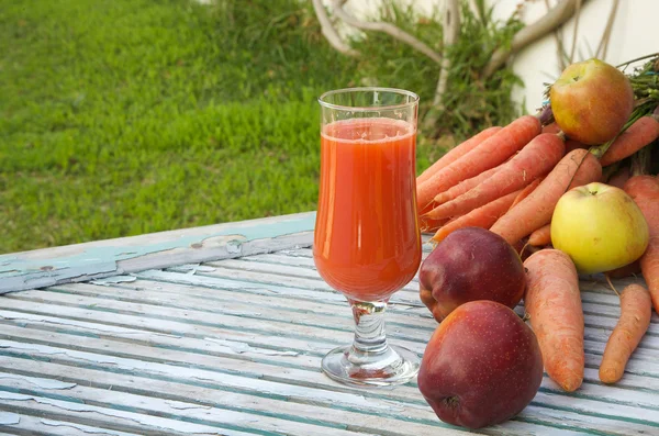 Um copo de suco de cenoura de maçã fresca — Fotografia de Stock