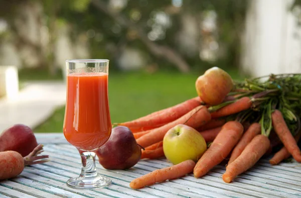 Um copo de suco de cenoura de maçã fresca — Fotografia de Stock
