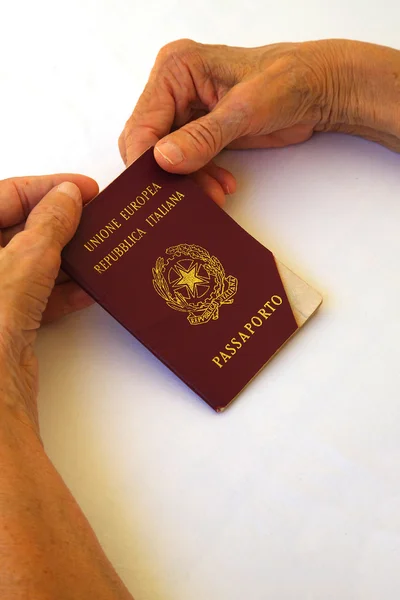 Ein abgelaufener Reisepass in den Händen einer alten Frau lizenzfreie Stockfotos