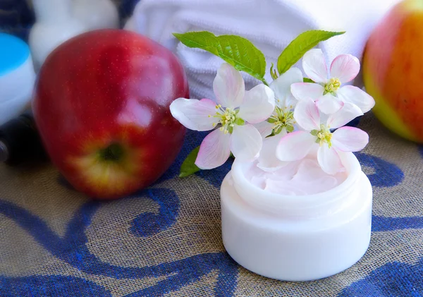 Krém na obličej s jabloňové květy extrahovat. — Stock fotografie