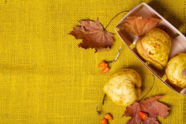 Bir ahşap yüzeyde ızgara mısır