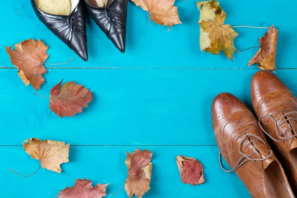 Sapatos femininos em uma superfície pintada — Fotografia de Stock